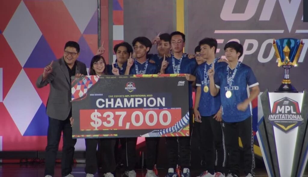 Mobile Legends ONE Esports MPL Invitational (MPLI) 2023 champion RSG Philippines receiving awards